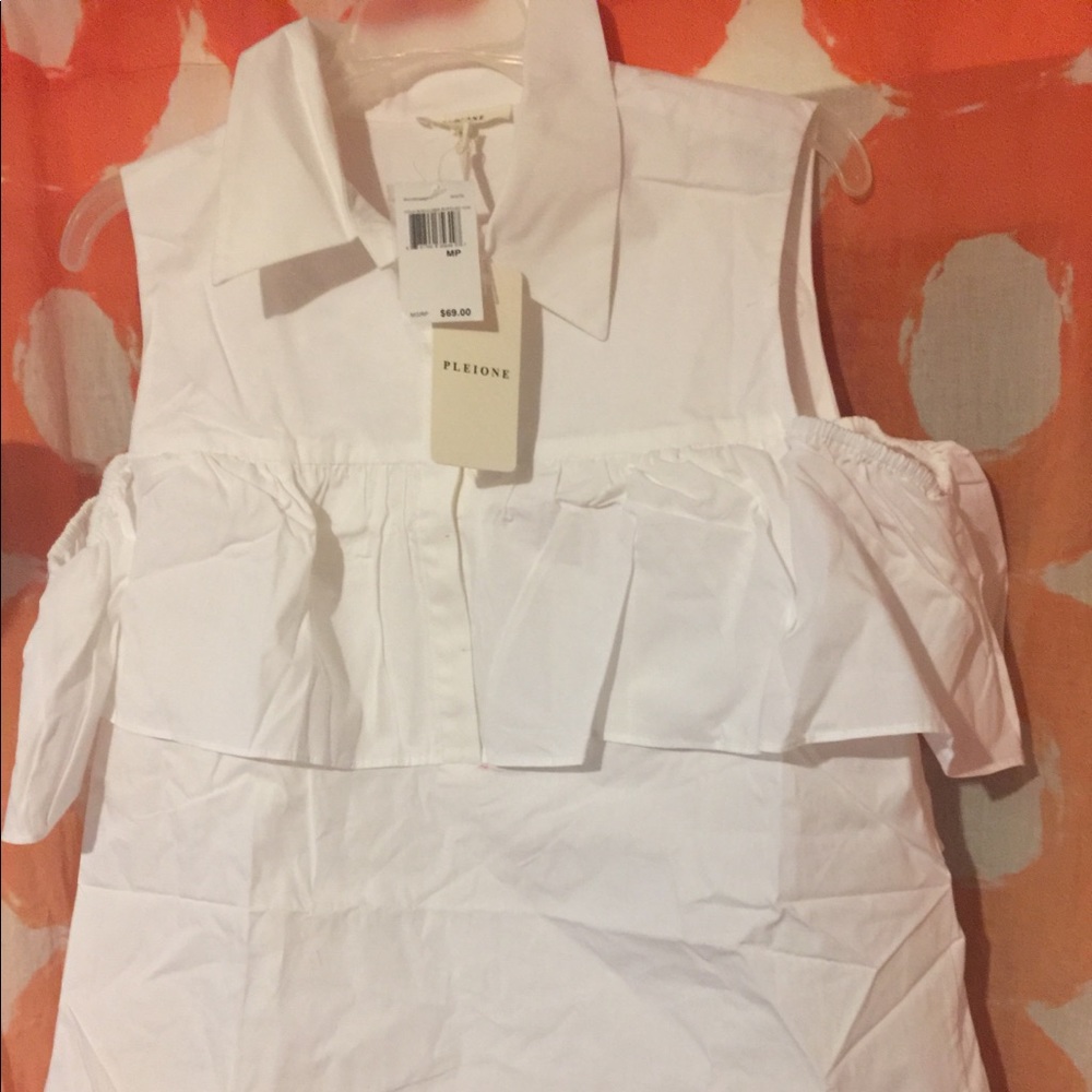 Ruffled cold shoulder top (petite)